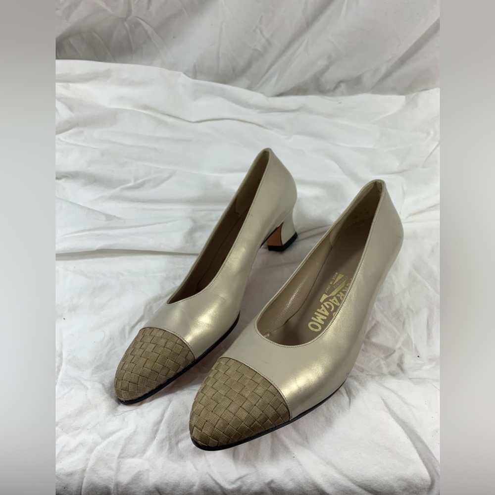 Vintage women metallic pearl SALVATORE FERRAGAMO heels pumps 8.5 AA - Picture 7 of 12